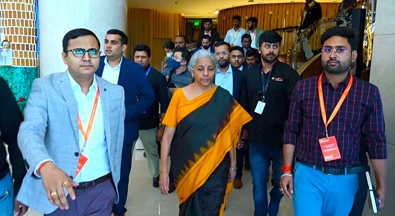 रक्षा मंत्री श्री राजनाथ सिंह ने आतंकवाद को राज्य की नीति के रूप में अपनाने वाले देशों को अलग-थलग करने का आह्वान किया